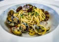Spaghetti con arselle e zafferano