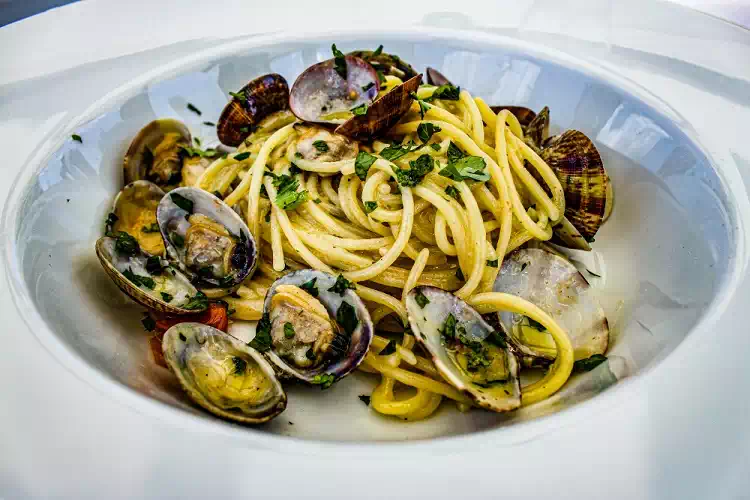 Spaghetti con arselle e zafferano