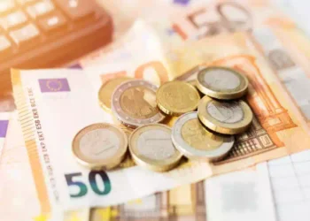 Trova 95 mila dollari nel suo armadio