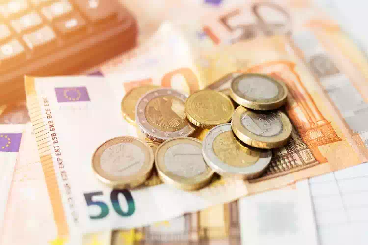 Trova 95 mila dollari nel suo armadio