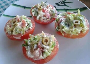 Pomodori ripieni di insalata: una ricetta semplice ed estiva!