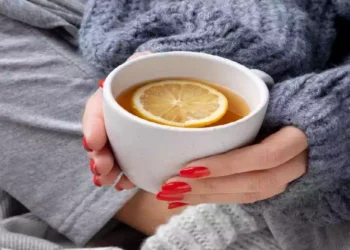 Bere miele, limone e acqua calda