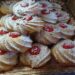 Deliziosi biscotti di frolla montata e ciliegie
