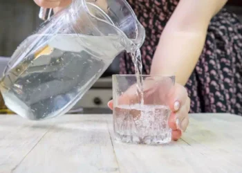 Ecco perché dobbiamo bere acqua a stomaco vuoto