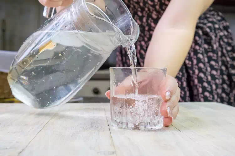 Ecco perché dobbiamo bere acqua a stomaco vuoto