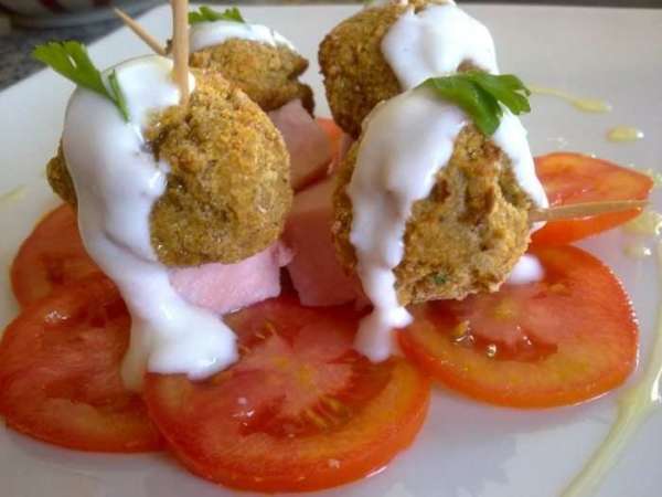 Le rubriche di Cettinella: in cucina con i morosini..Pinchos di polpettine di melanzane con cuore di provola dolce e prosciutto