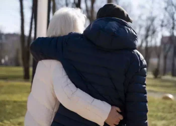 La storia di Giancarlo e la lettera alla nonna: "Ti tengo in braccio come facevi tu"