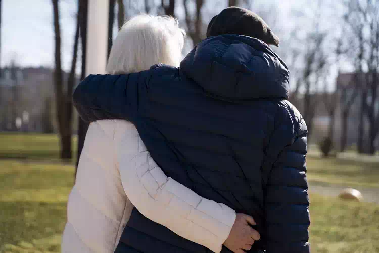 La storia di Giancarlo e la lettera alla nonna: "Ti tengo in braccio come facevi tu"