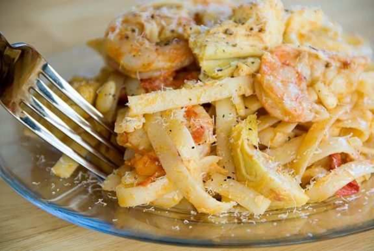 Fettuccine carciofi e gamberi: un primo piatto dal sapore deciso