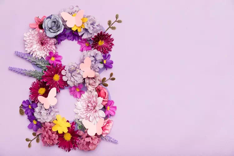 In piedi, Signori, davanti a una Donna! Buon 8 marzo