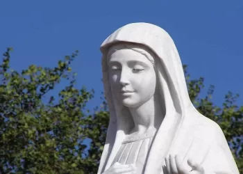 Guarisce da un fibroma pregando la Madonna