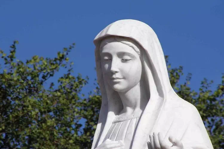 Guarisce da un fibroma pregando la Madonna