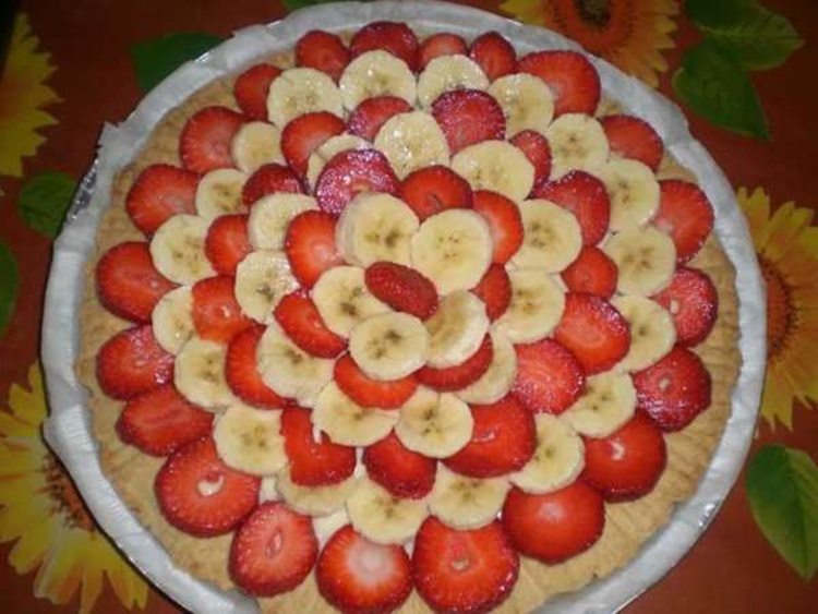 Crostata di frutta con banane e fragole: una squisitezza!