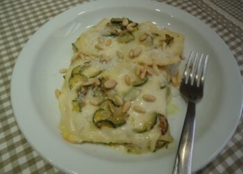 Lasagne al forno: ricetta con zucchine, stracchino e pinoli