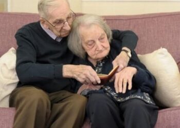 Lei perde la memoria, il marito 90enne le legge ogni giorno il diario del loro amore