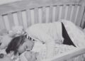 Vede la moglie dormire nella culla con la figlia. Quando scopriamo il perché ci vengono i brividi