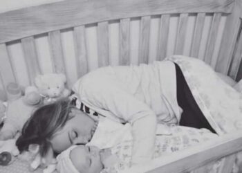 Vede la moglie dormire nella culla con la figlia. Quando scopriamo il perché ci vengono i brividi