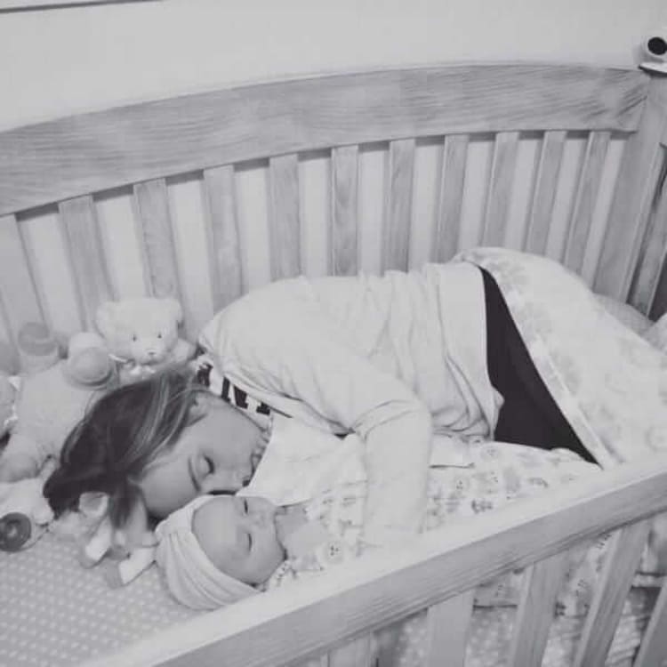 Vede la moglie dormire nella culla con la figlia. Quando scopriamo il perché ci vengono i brividi