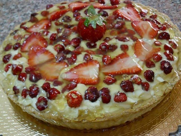 Crostata di fragole e di fragoline di bosco: il dolce perfetto