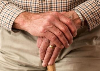 Il nonno muore lasciando un messaggio commovente scritto sul cuscino 