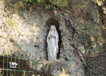 Lourdes, nata sorda ora mia figlia ci sente: il miracolo