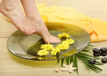 Mette Ammollo I Piedi Per 20 Minuti nel Té