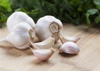 Tiene in bocca uno spicchio d'aglio per 30 minuti