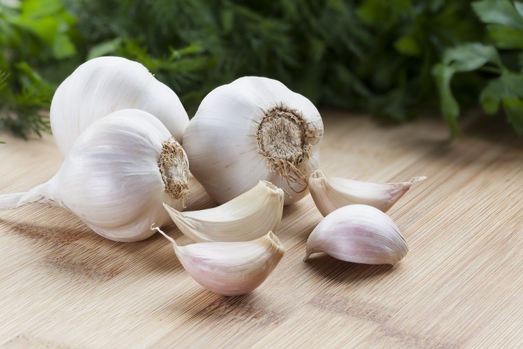Tiene in bocca uno spicchio d'aglio per 30 minuti