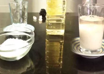 Metti in un angolo della tua casa Acqua con Aceto e Sale Grosso