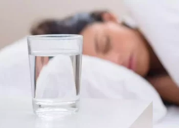 Bottiglia d'acqua accanto al letto