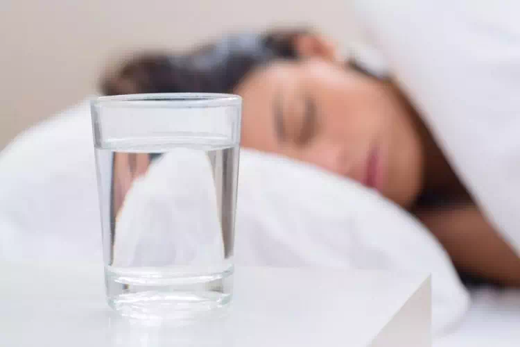 Bottiglia d'acqua accanto al letto