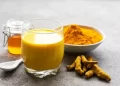 Acqua tiepida e curcuma