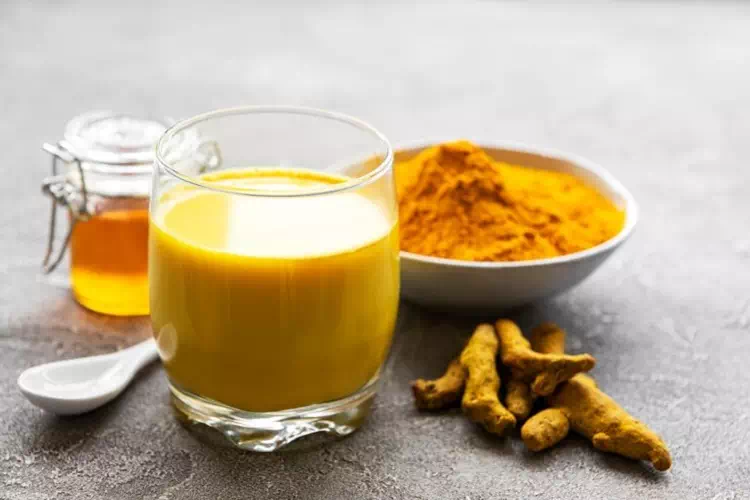 Acqua tiepida e curcuma