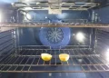 Lascia i limoni aperti a metà in forno per tutta la notte