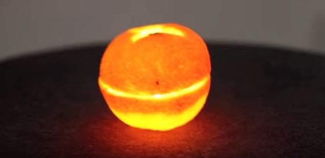 Vuoi una decorazione veloce per la tua tavola di Natale? Usa questo alimento e avrai una candela bellissima…Leggi e guarda il tutorial