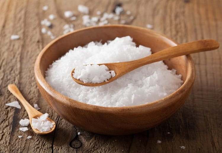Sapevi che il sale può aiutarti nelle faccende domestiche? 10 utilizzi che non conosci (potrai persino dire addio alle macchie sui vestiti)