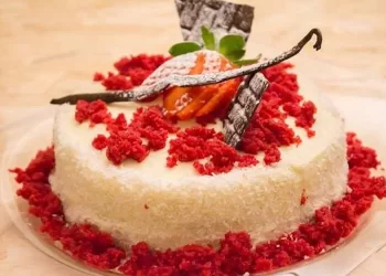 Torta con crema chantilly e fragole