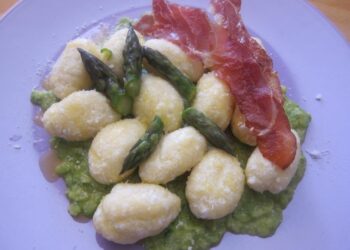 Gnocchi di Ricotta con asparagi e speck