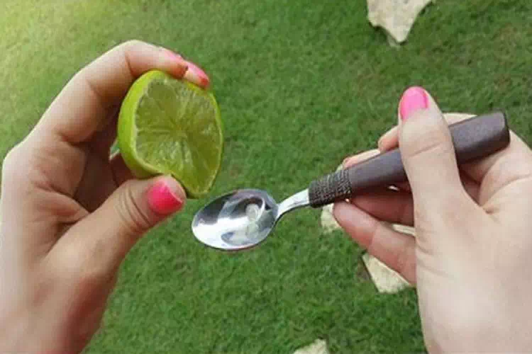 Mescola il succo di un limone con olio d’oliva