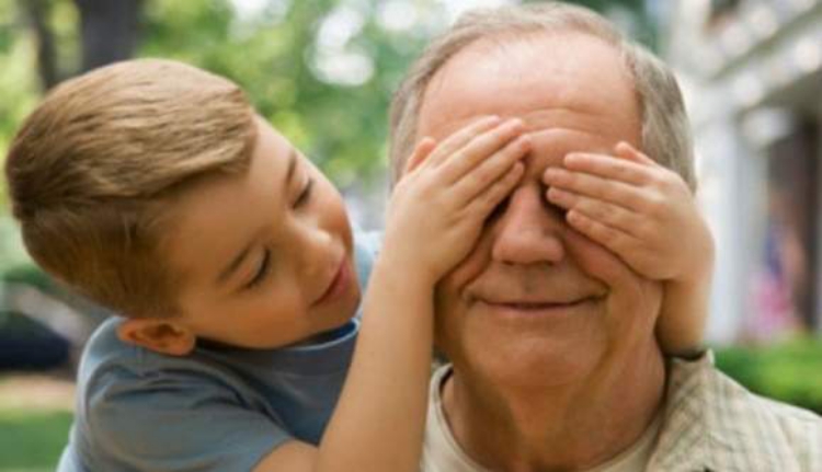 Il nonno lascia una lettera ai nipoti: il contenuto fa il giro del web