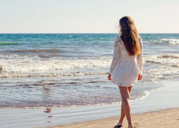 Sgonfi le gambe e bruci più calorie, ecco perché camminare in spiaggia
