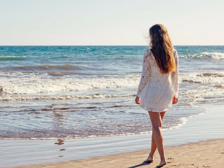 Sgonfi le gambe e bruci più calorie, ecco perché camminare in spiaggia