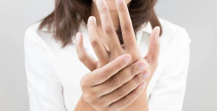 Ecco 12 sintomi di malattie che si possono capire guardando le mani