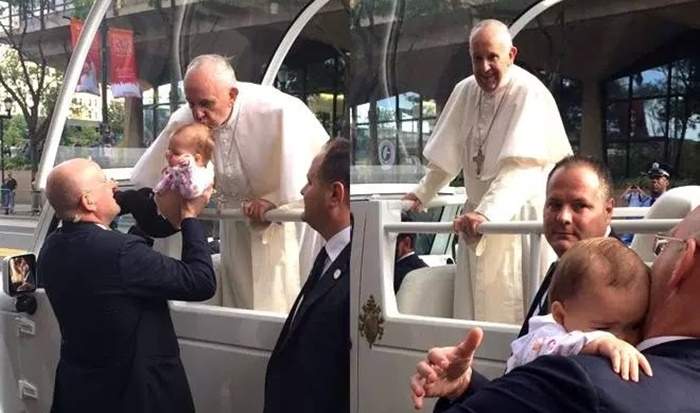 Il doppio miracolo di Gianna, la bambina baciata da Papa Francesco