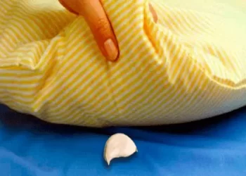 Ecco perché dormire con uno spicchio d’aglio