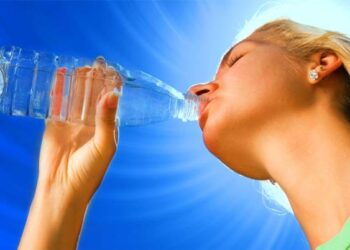 Bere l'acqua in un'ora specifica della giornata aiuta a perdere peso