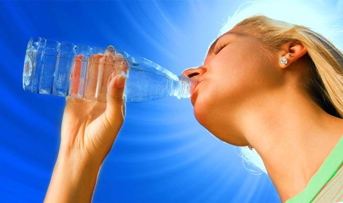 Bere l'acqua in un'ora specifica della giornata aiuta a perdere peso