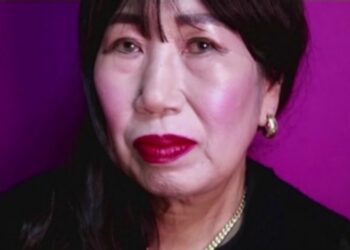 Star del web a 70 anni, la nonna che realizza video tutorial di make up
