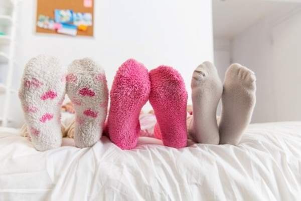 Fa bene o no dormire con i calzini?