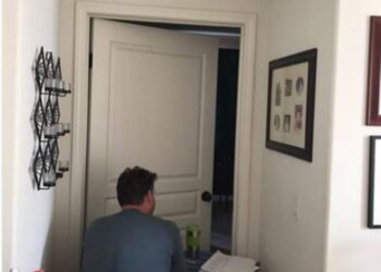 Figlia fotografa il padre seduto davanti ad una porta chiusa: incredibile il motivo